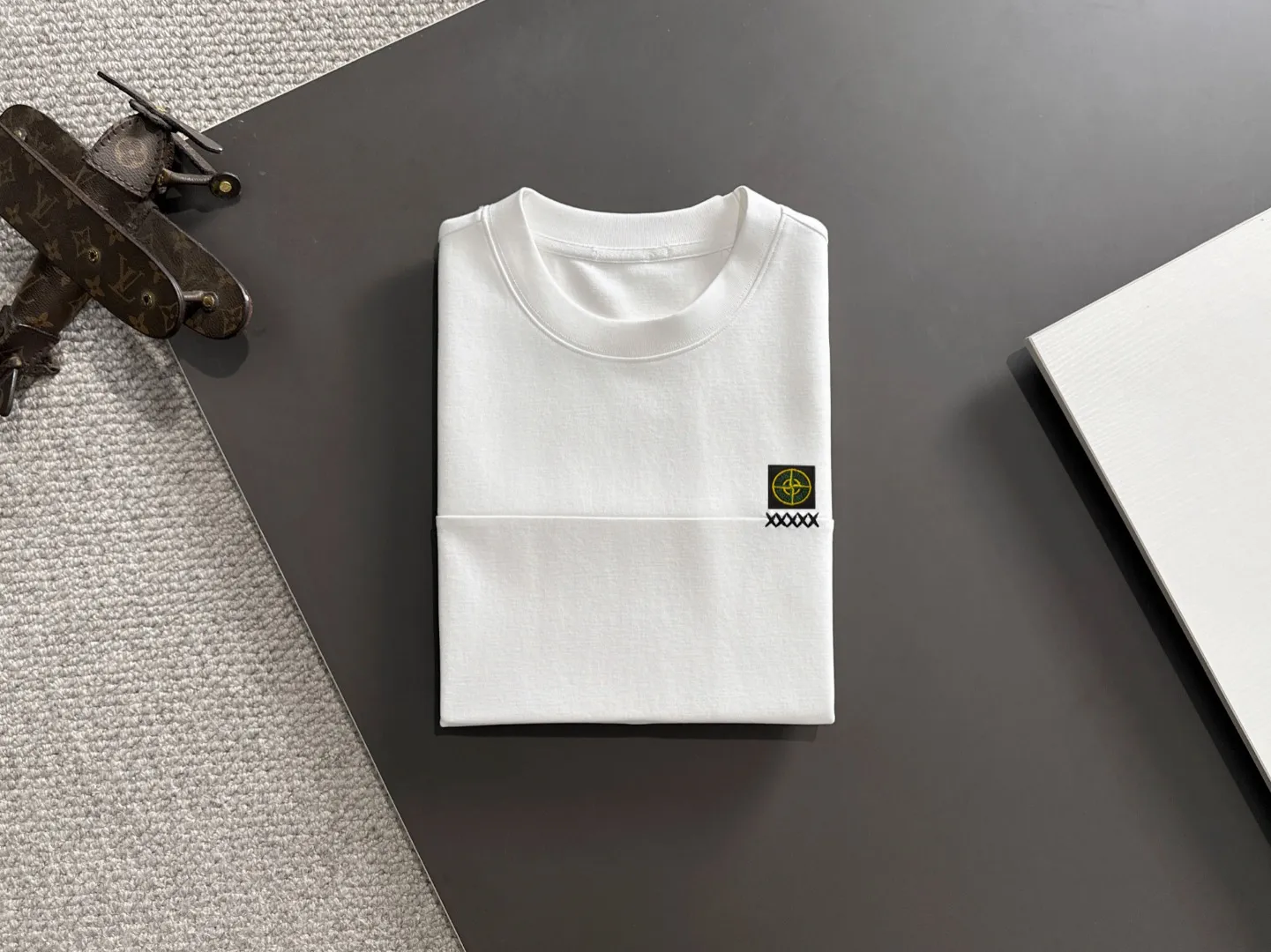 🅿️330 shipped next day. High version Stone Island/Stone Island 25ss spring and summer new high-definition T-shirt. Made with machines imported from Italy. It is truly the most luxurious and high-quality. It is a style that you can wear with your eyes closed. Combed and heavyweight fabrics. High-strength and heavy-weight fabrics feel full of weight when weighed. The upper body is also more textured than ordinary T-shirts and is not easy to deform. This texture can cope with the weather. It is sweat-absorbent and breathable, suitable for both hot and cold conditions! Perfectly produced with reference to the original stitch and stitch! The loose fit design is super noble. Custom-woven signature ribbed collar, cuffs, and hem. Really rare and rare goods Size: M-XXXL